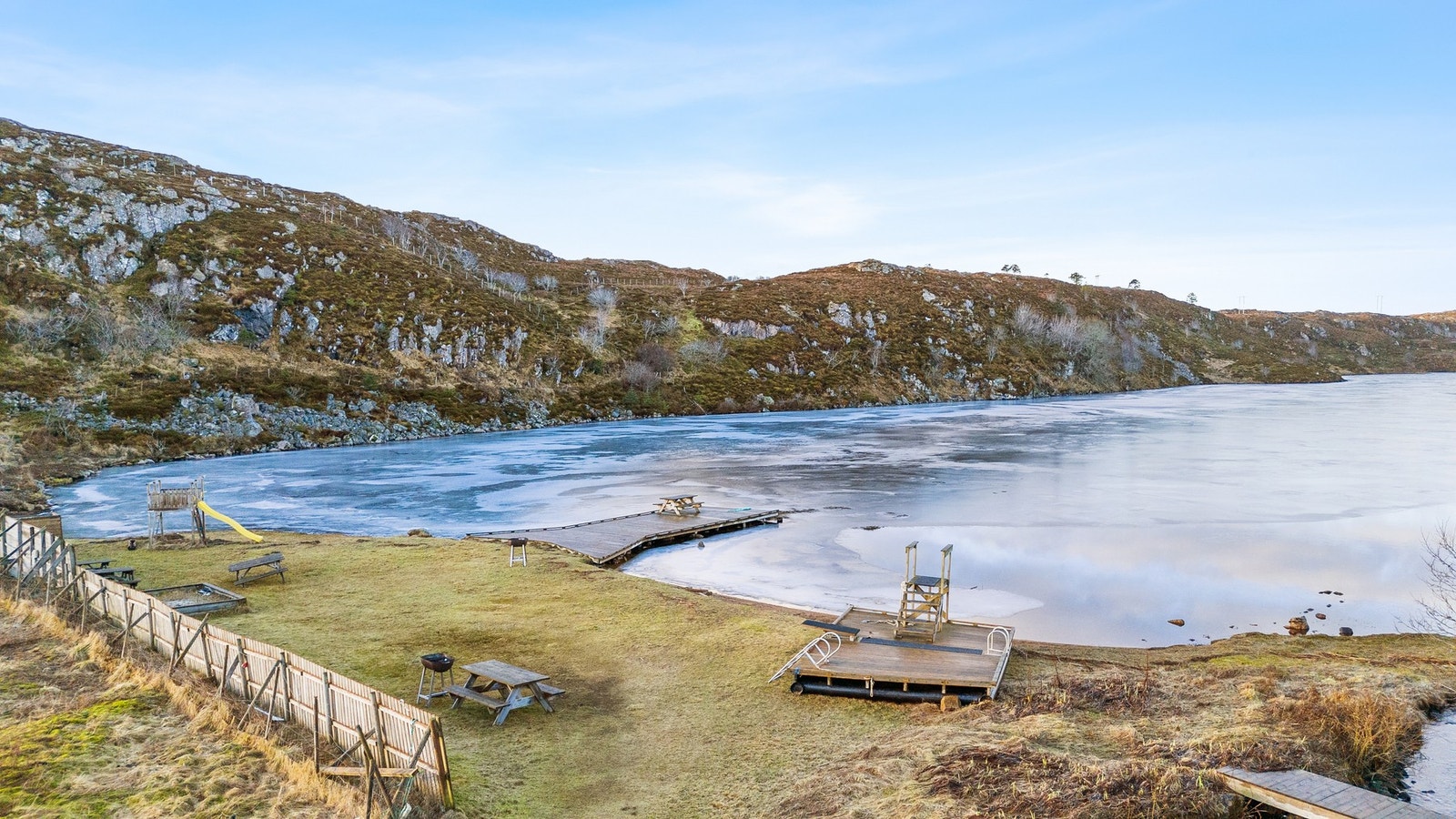 Nede ved vannet finner man et friområde med brygger, sittegrupper og lekeapparater. Galleribilde