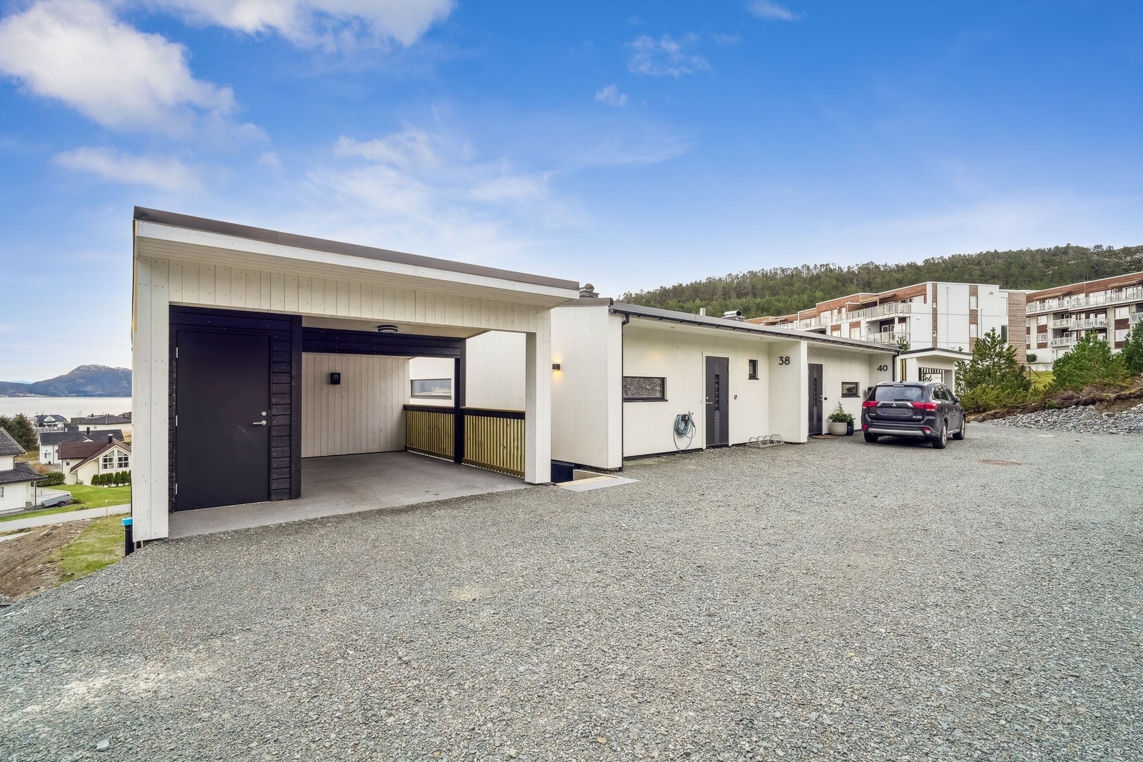 Sportsbod i Carport, samt El-billader. Det er mulighet for å gå sammen med nabo for å asfaltere innkjørsel til en fordelaktig pris, hvis ønskelig. Galleribilde