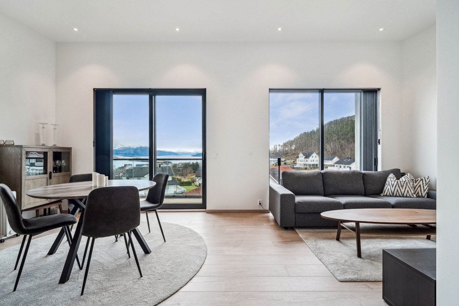 En alldeles pittoresk utsikt fra spisebordet og tv-kroken. Legg merke til den gode takhøyden. Galleribilde