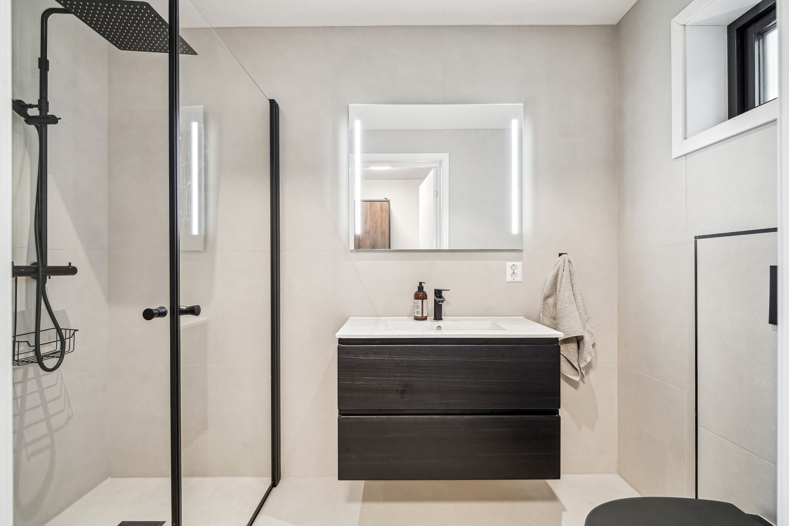 Bad nummer 2 har også tidløst materialvalg og duse toner Galleribilde