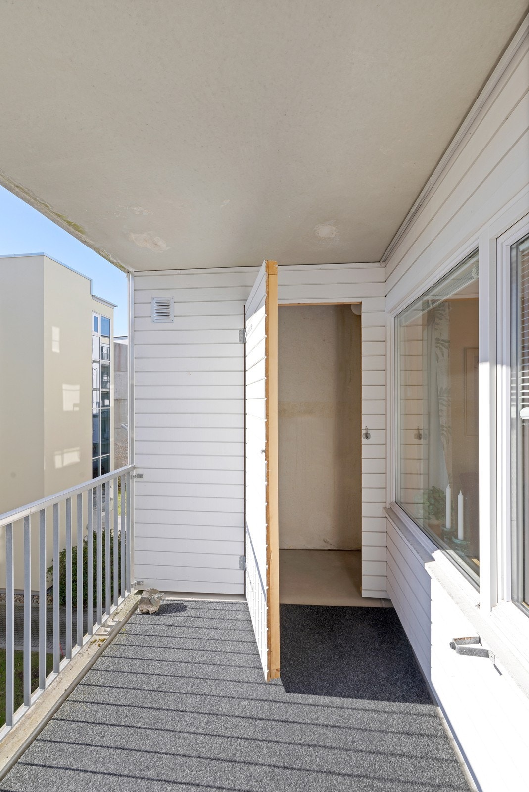 Altanen har en hendig bod på ca. 1,5 kvm hvor du kan plassere utemøblene vinterstid. Galleribilde