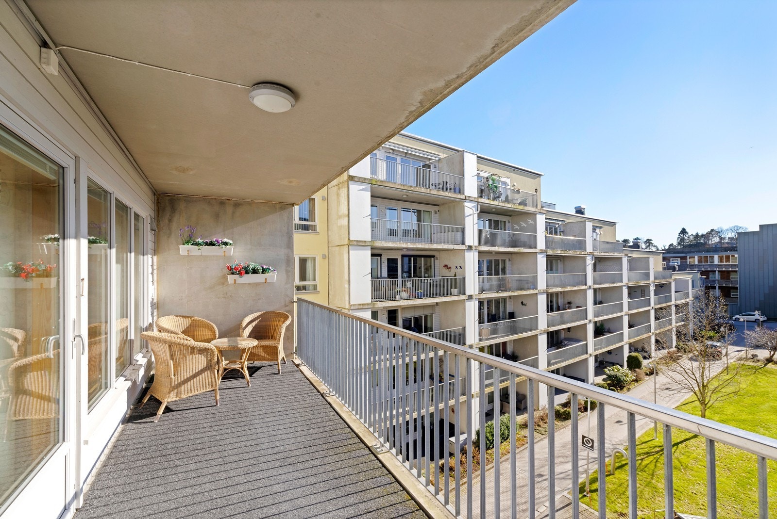 Leiligheten har en solrik overbygget altan på romslige 11,6 kvm. Galleribilde