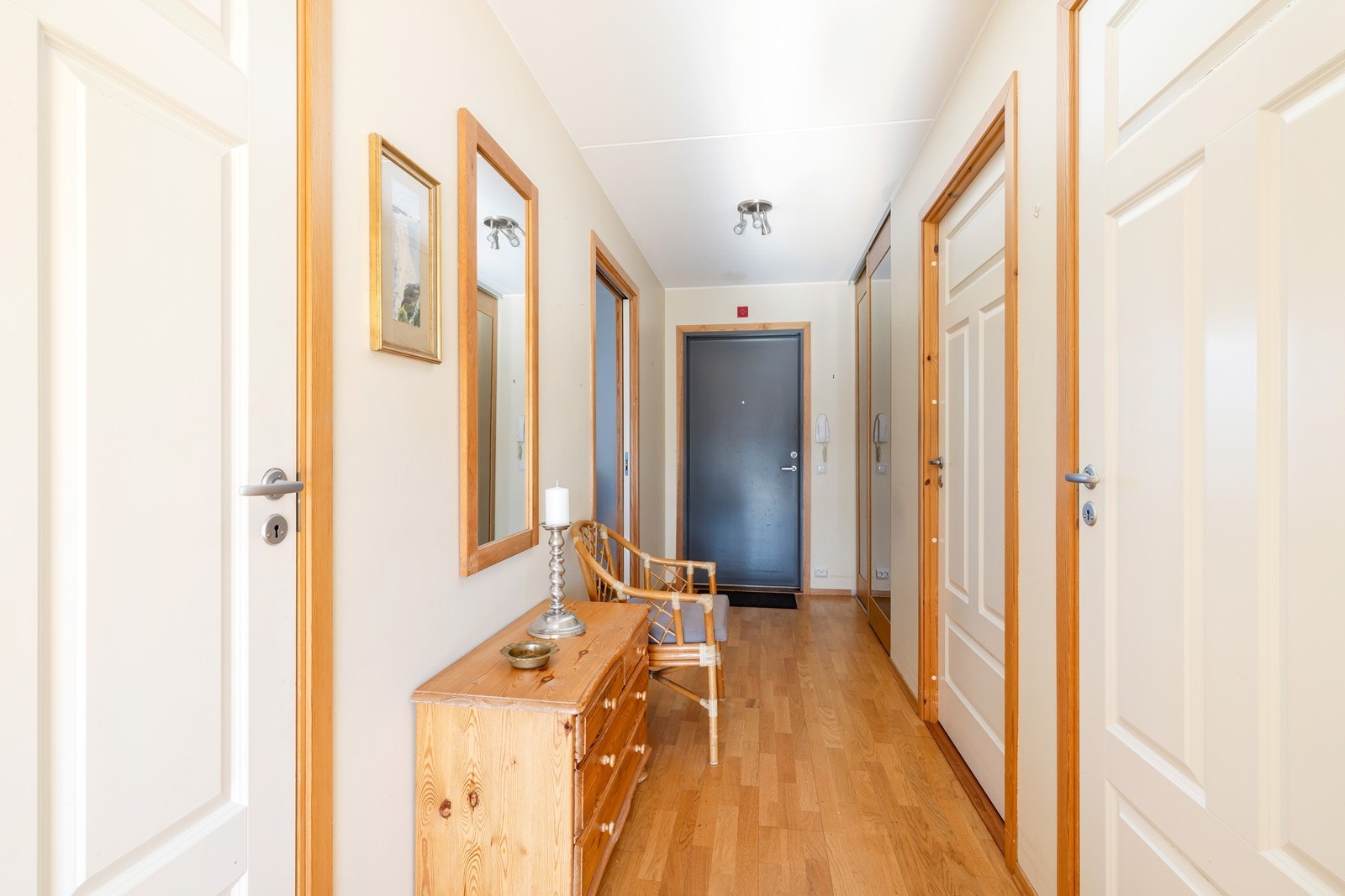 Gang med adkomst til bad, kjøkken, soverom, bod og stue. Galleribilde