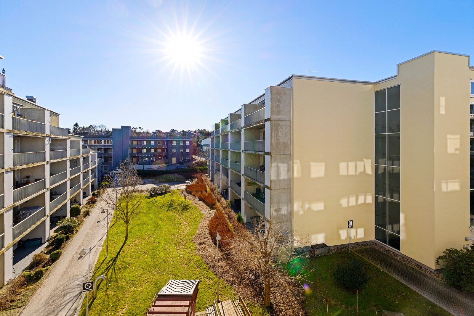 Fra altanen har du trivelig utsikt over borettslagets fellesområder. Galleribilde