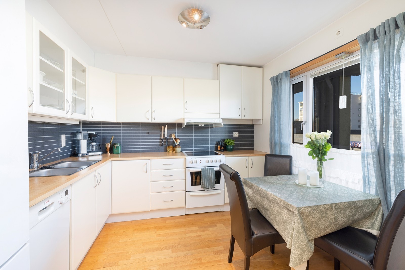 Kjøkkenet er i vinkel med god skap- og benkeplass, samt plass til spisegruppe. Galleribilde