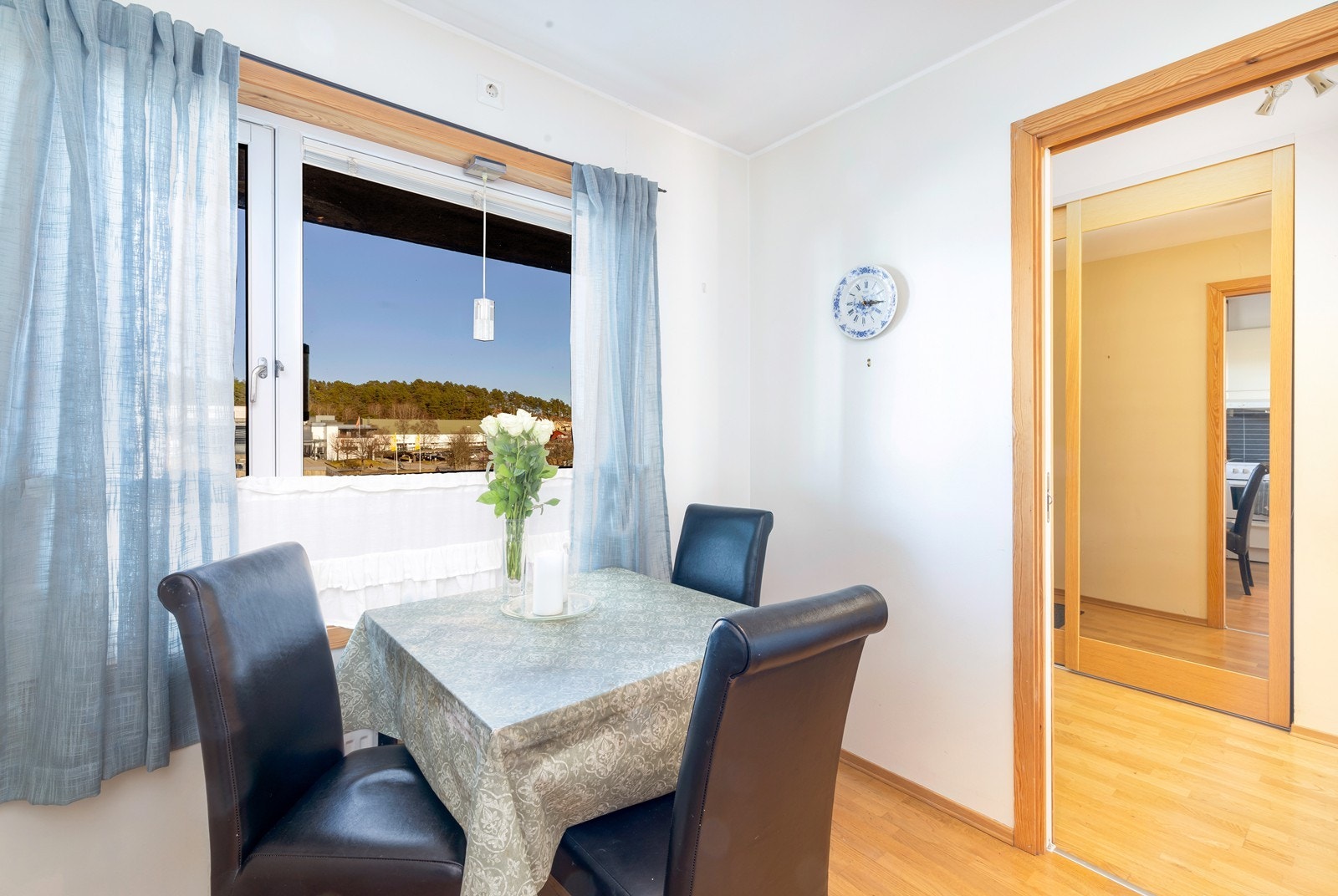 Spiseplass på kjøkken. Galleribilde