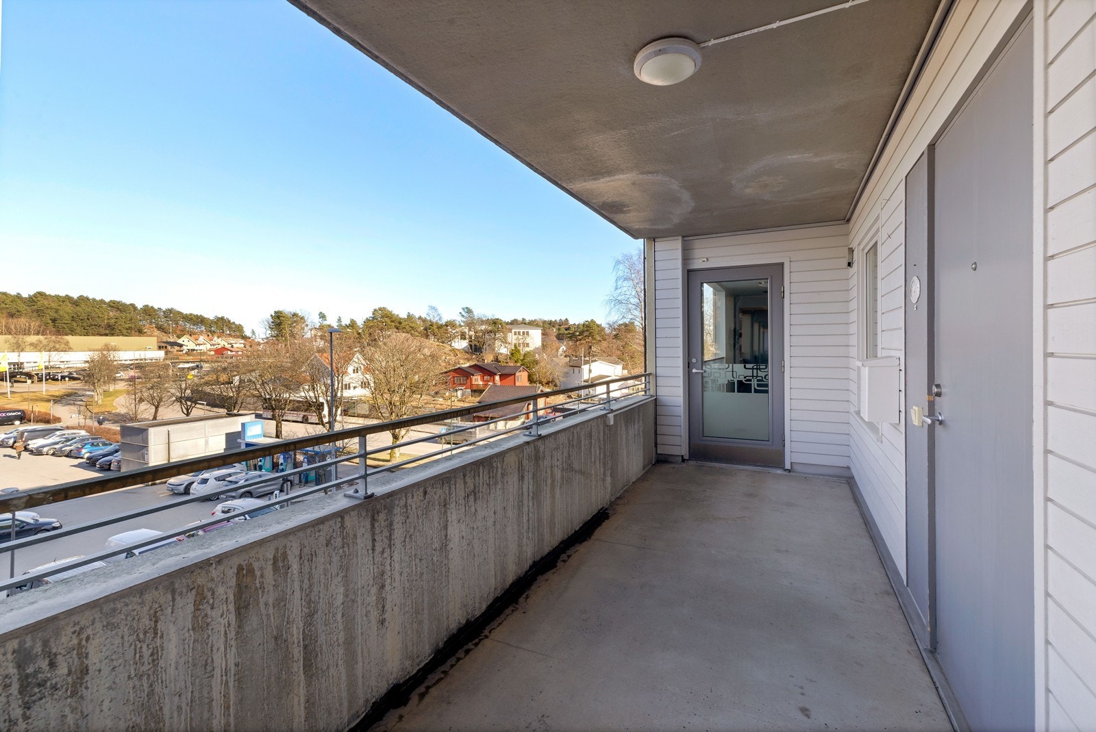 Leiligheten er den første leiligheten du kommer til fra heisen og har adkomst via overbygget svalgang. Galleribilde