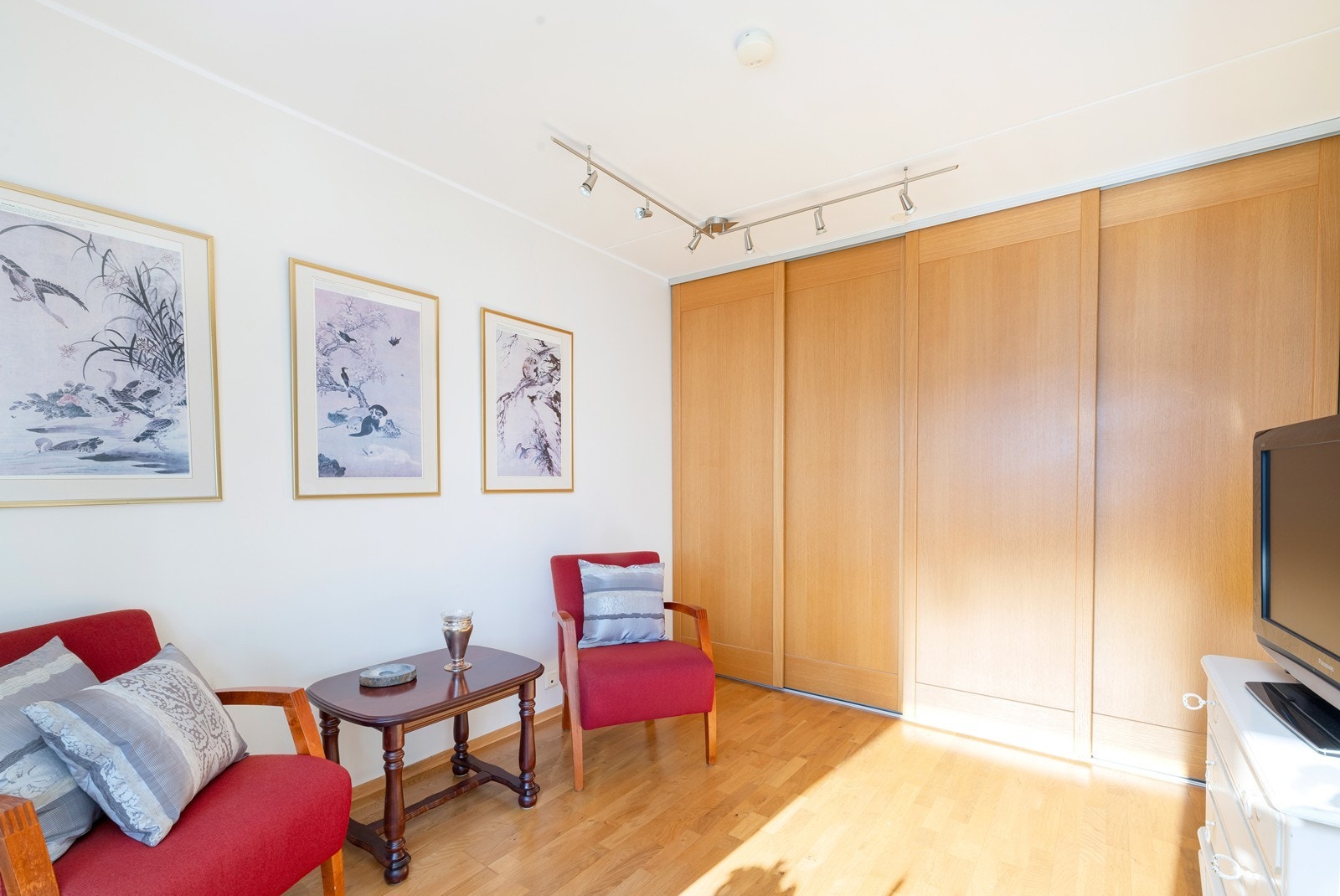 Dette soverommet har romslig skyvedørsgarderobe med eikefronter. Inne i garderobeskapet finner du også en dør videre til badet. Galleribilde