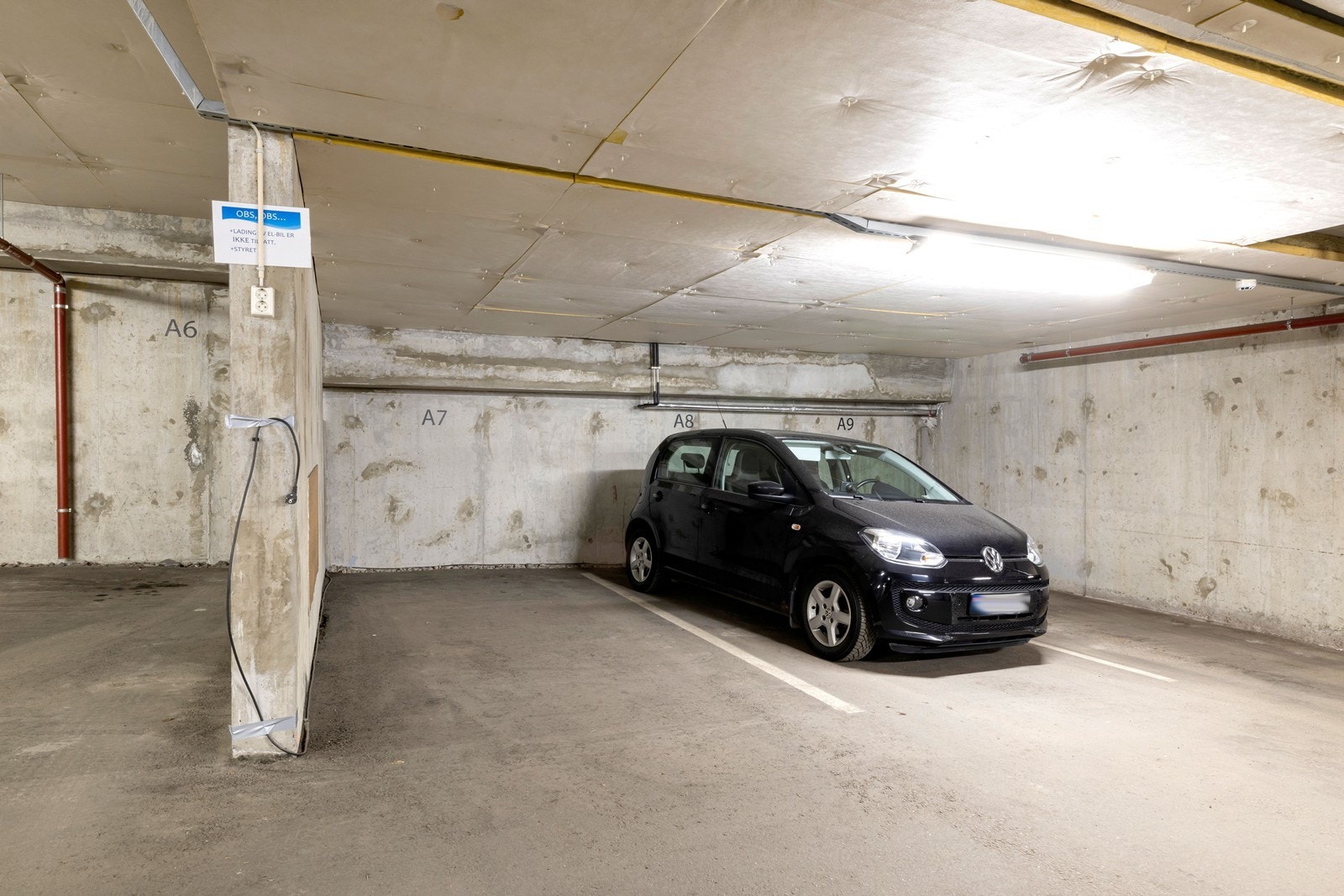 Det medfølger garasjeplass i felles lukket anlegg. Det er trappefri adkomst mellom garasjeanlegget og leiligheten via heis. Plassen er merket A7. Galleribilde