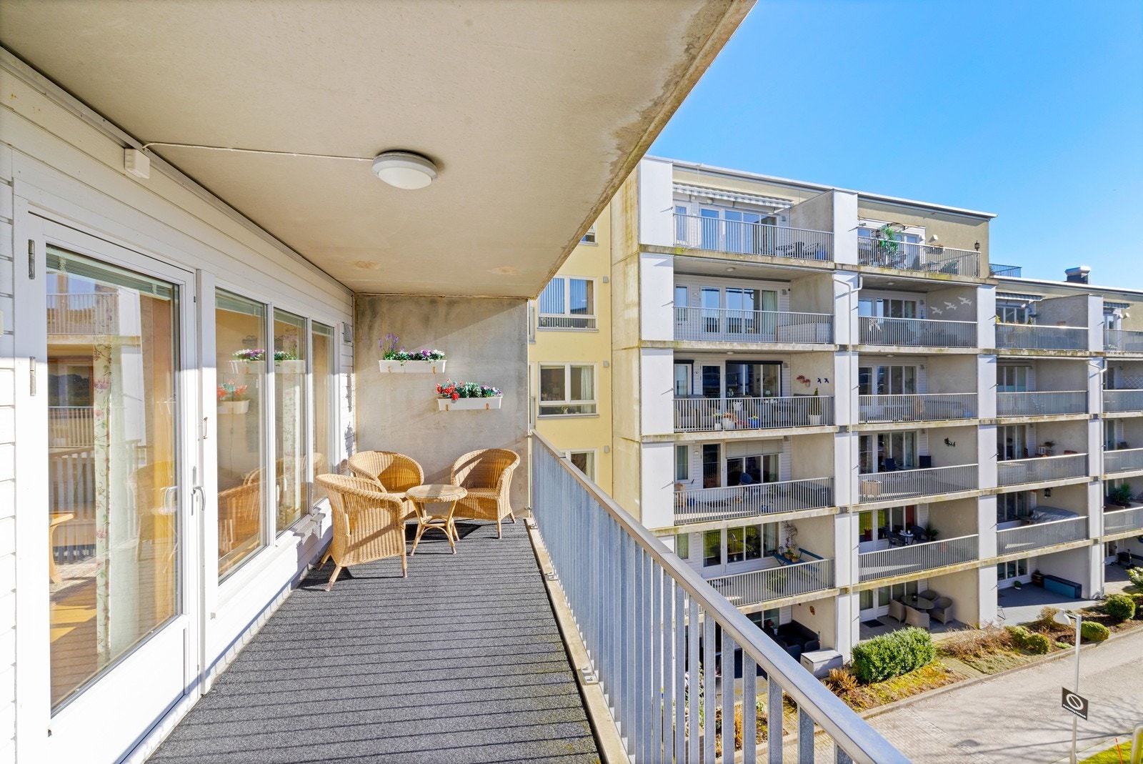 Altanen har ettermiddags- og kveldssol. Galleribilde