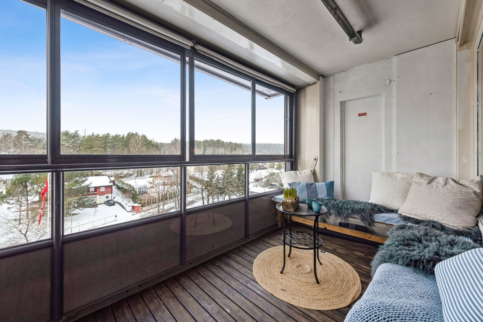 Treplatting, varmelampe og elektrisk kontakt. Skyveglass som er lett å både åpne og lukke. Galleribilde