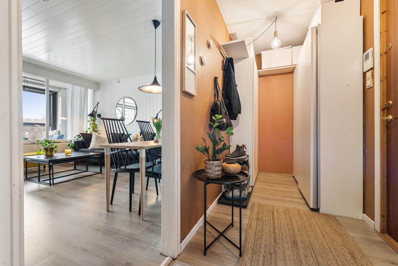 Entreén har godt med garderobeskap som gjør det enkelt å holde orden. Galleribilde
