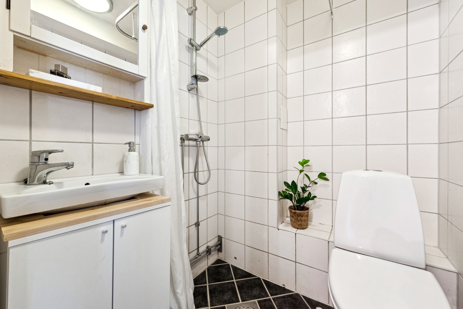 Badet er rehabilitert i regi av brl. Godt valg av fliser, varmekabler. Et praktisk og fint bad. Galleribilde