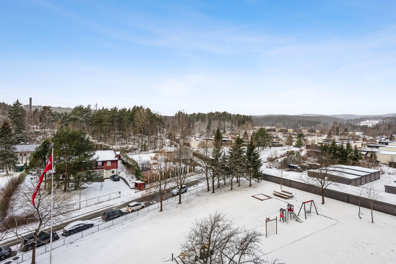 Utsikt fra balkongen over småhusbebyggelse og atriumshusene. Galleribilde