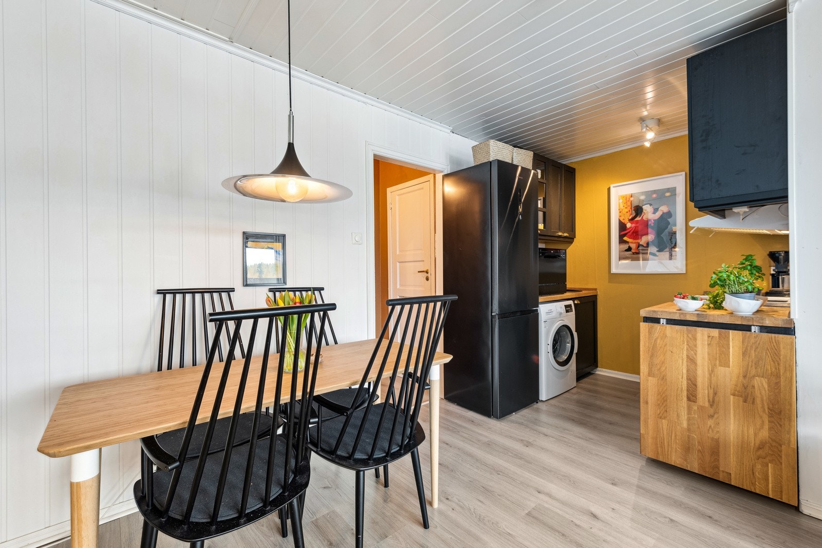 Du har god plass rundt bordet til å samle både venner og familie til hyggelige anledninger. Galleribilde