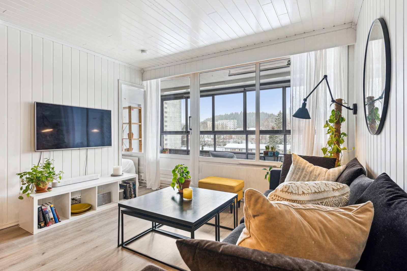 Stuen er lett å møblere, her kan du ha en koselig sofakrok og en godt plassert tv. Galleribilde