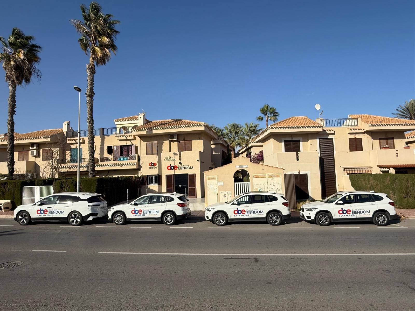 Kontoret på Playa Flamenca - norske og spanske ansatte. Galleribilde