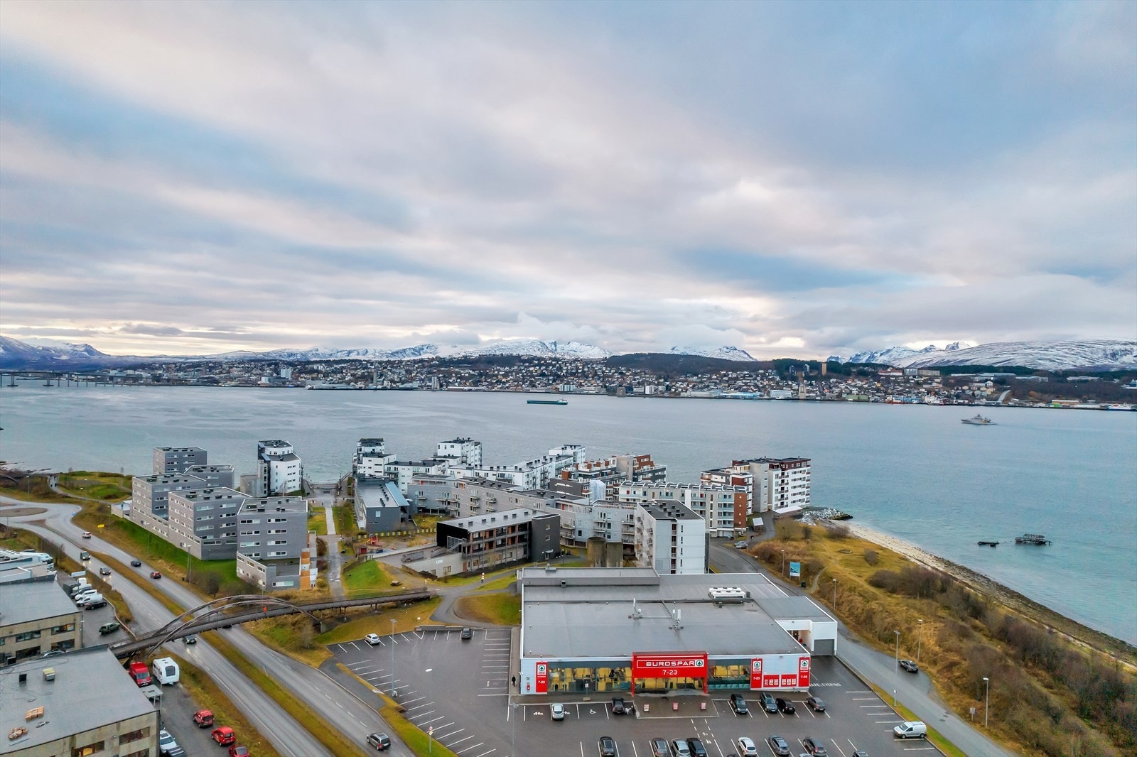 Kort vei til bussholdeplass med direkteruter til blant annet UNN/UiT og Tromsø sentrum Galleribilde