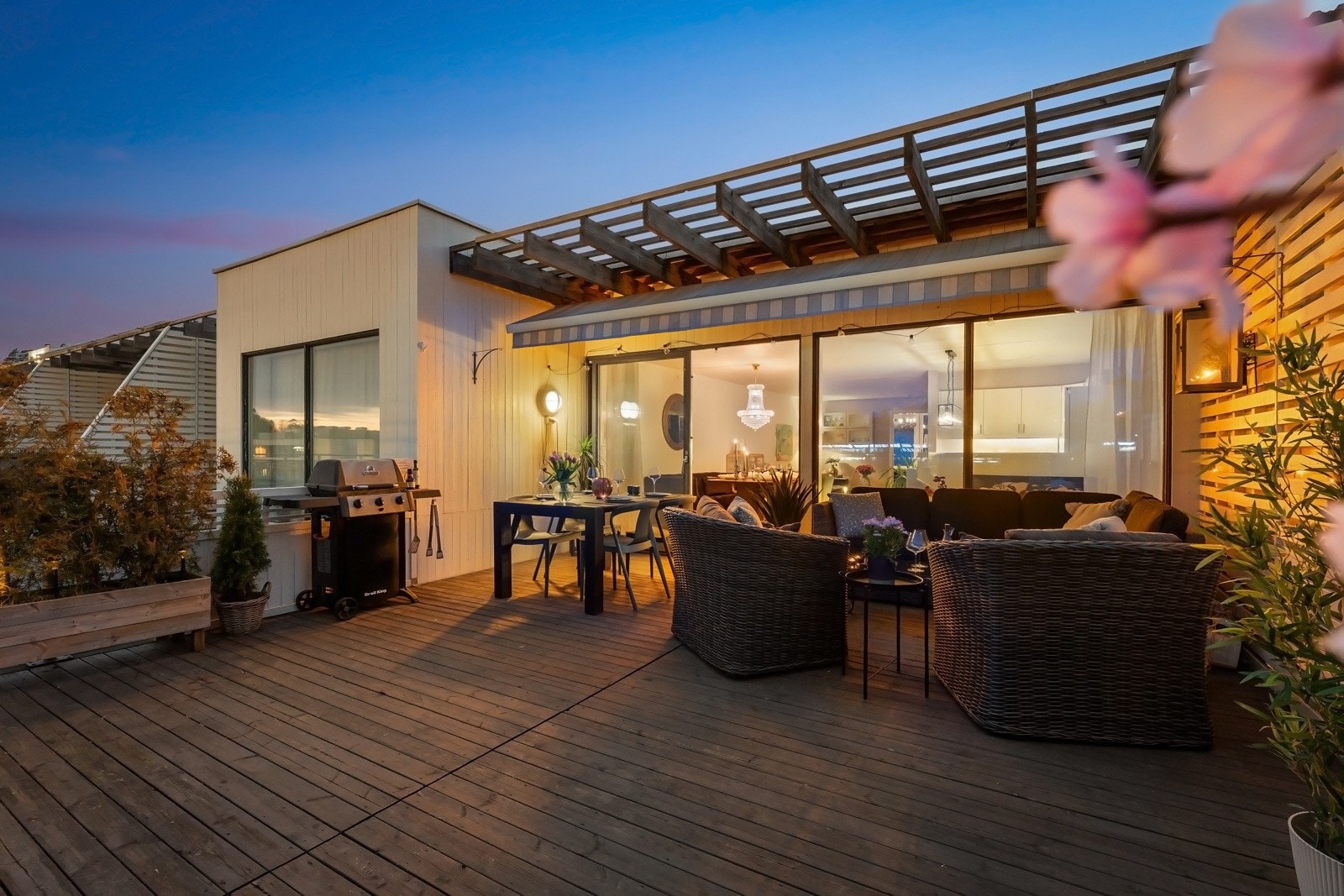 Den store terrassen, med utgang fra stuen, gir rikelig plass til både spisegruppe, loungeområde og grill Galleribilde