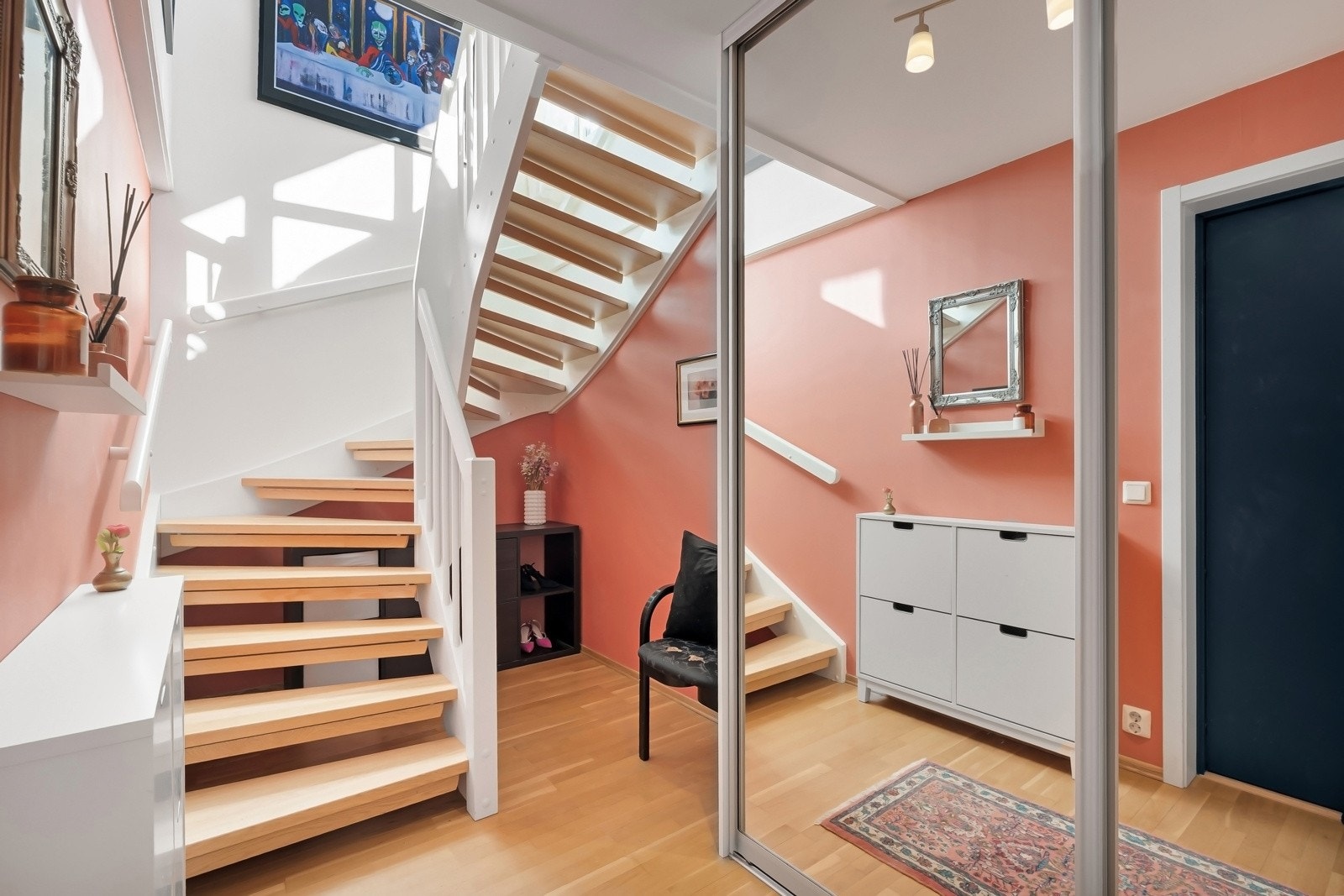 Entréen er svært romslig og har en stor skyvedørsgarderobe med speil, som gir rikelig med oppbevaringsplass for yttertøy og sko. Malt opp i 2022 Galleribilde