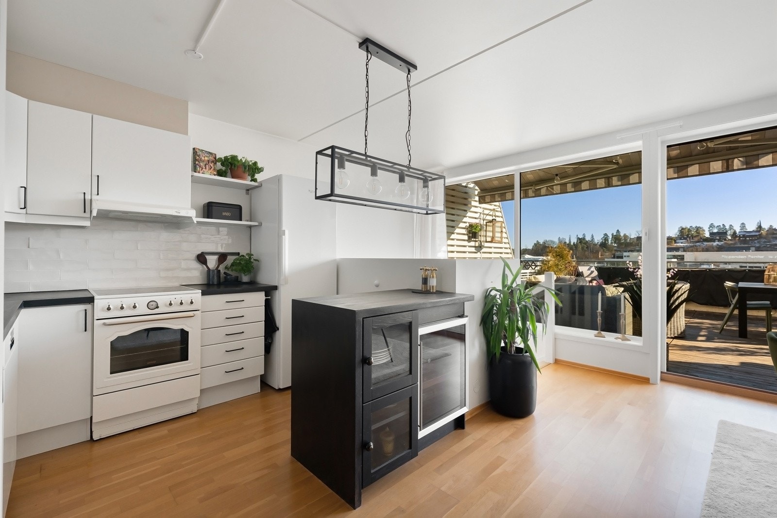 I 2022 ble det også lagt fliser over kjøkkenbenken, satt inn vinskap og ekstra kjøkkenskap ble bygget inn i kjøkkenøya Galleribilde