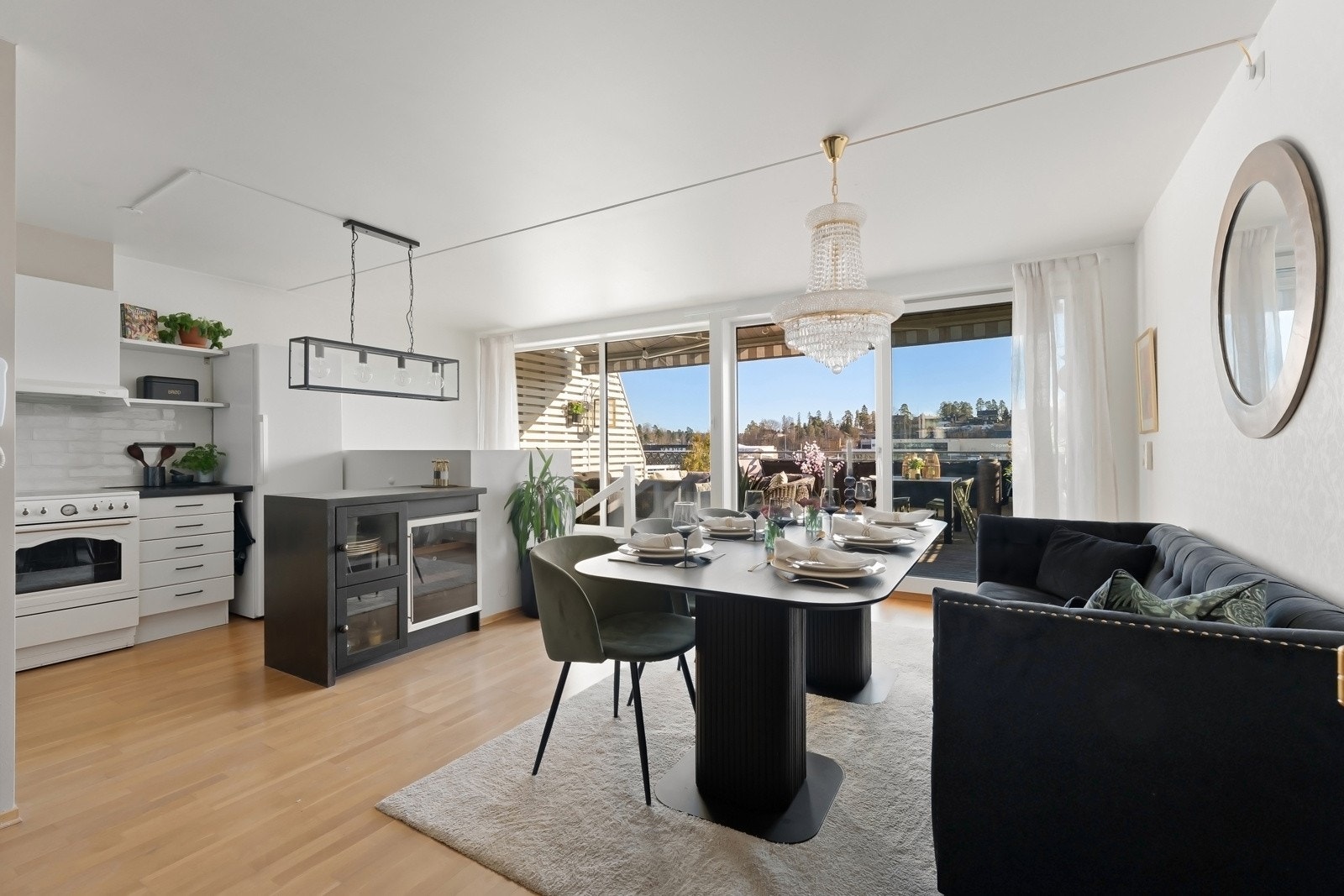 Leiligheten har et stilrent og tidløst kjøkken fra Sigdal i åpen løsning mot stuen, noe som skaper en sosial sone Galleribilde