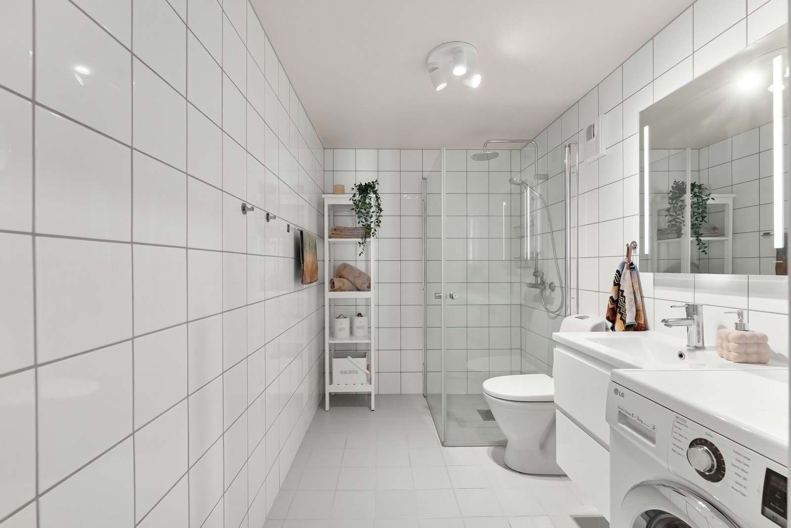 Badet er et prefabrikert bad/badekabin, med flislagte vegger og gulv samt malt himling Galleribilde