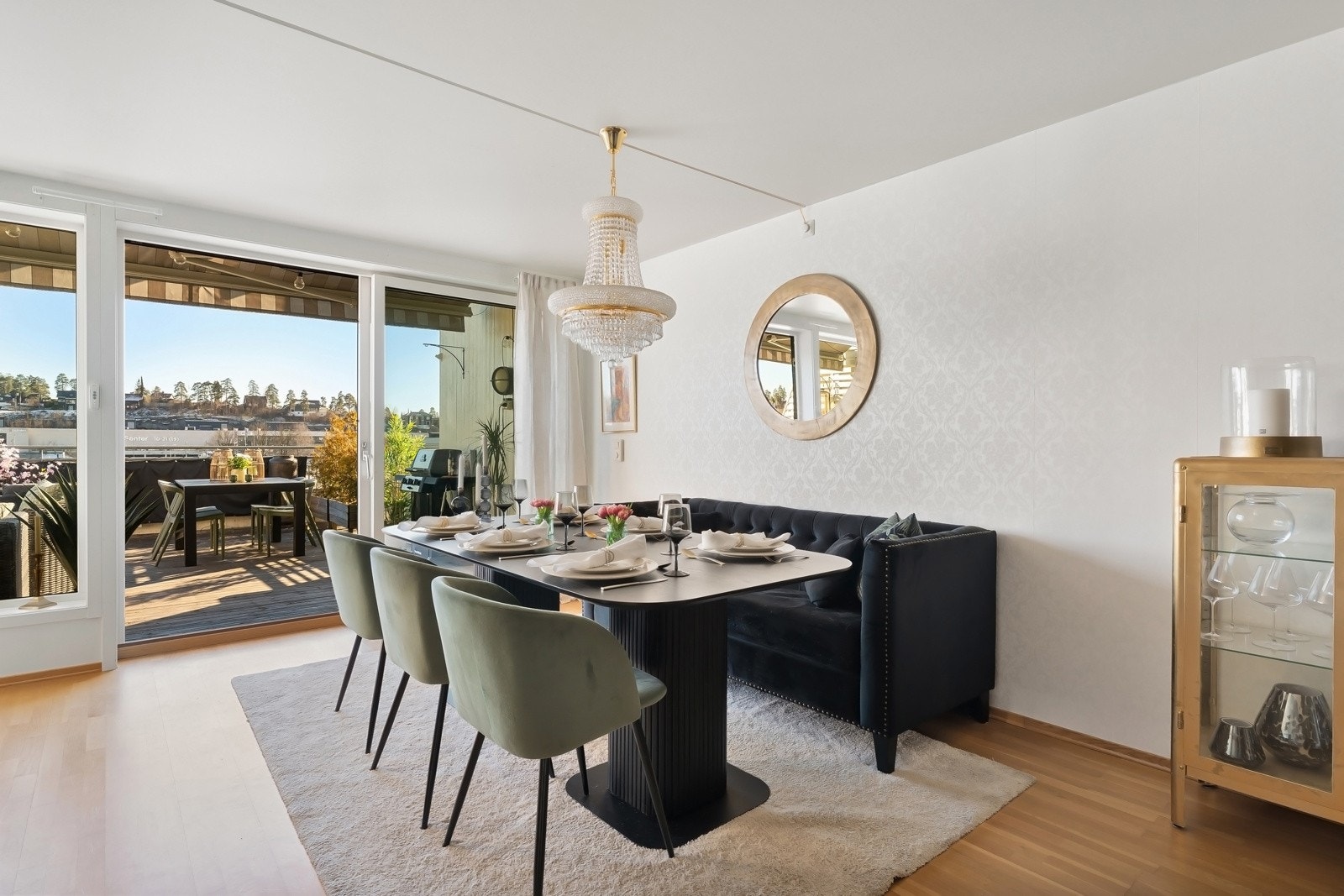 De store vindusflatene mot takterrassen åpner opp rommet og slipper inn rikelig med naturlig lys Galleribilde