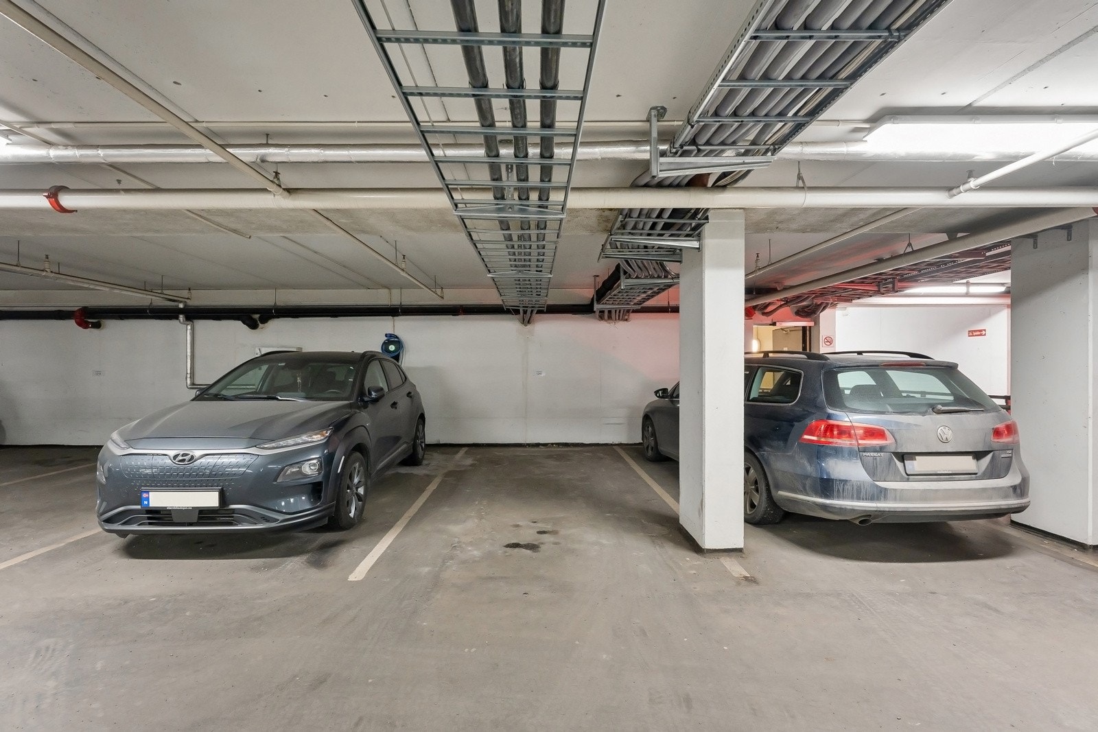 Det medfølger garasjeplass i et felles lukket garasjeanlegg. Mulighet for montering av lader til el-bil Galleribilde