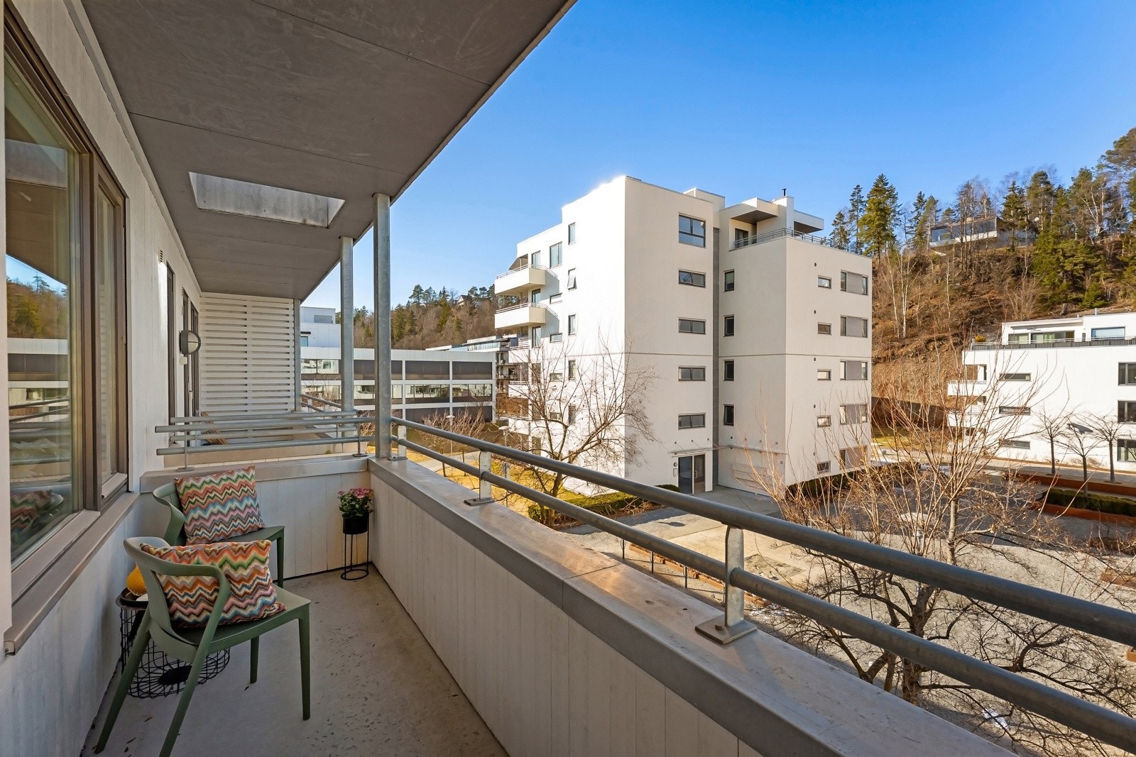 Fra soverommet er det direkte utgang til en overbygget balkong på ca. 6 kvm, som vender inn mot en hyggelig bakgård. Her har man kveldssol og plass til et kaffebord med tilhørende stoler Galleribilde