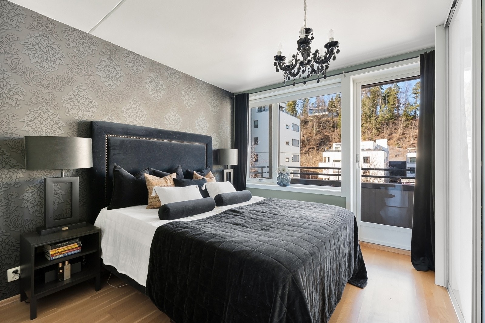 Hovedsoverommet er romslig med en stor skyvedørsgarderobe. Overflatene ble malt og tapetsert i 2022 Galleribilde