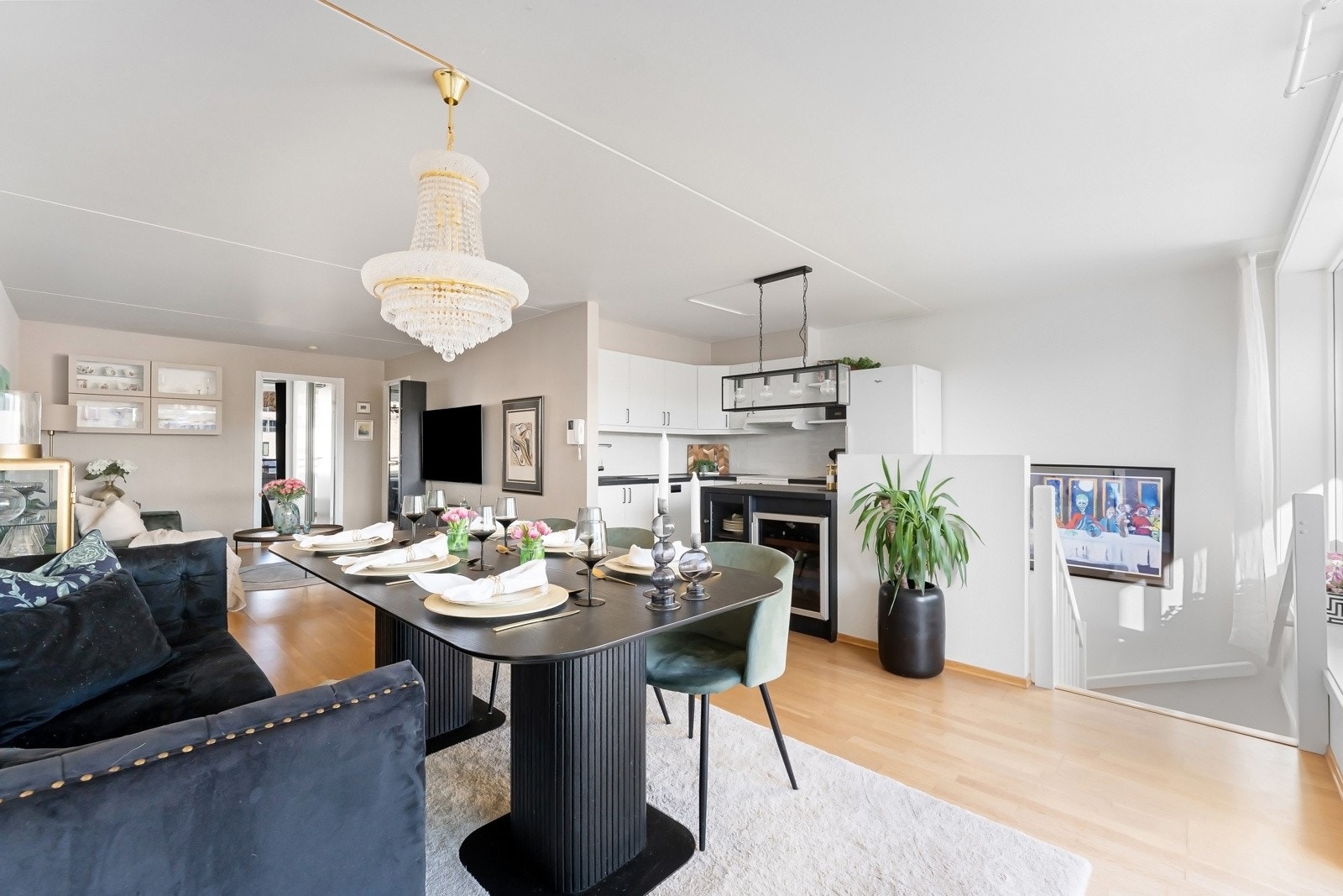 Veggene ble malt i lyse farger i 2022, og gulvet har parkett Galleribilde