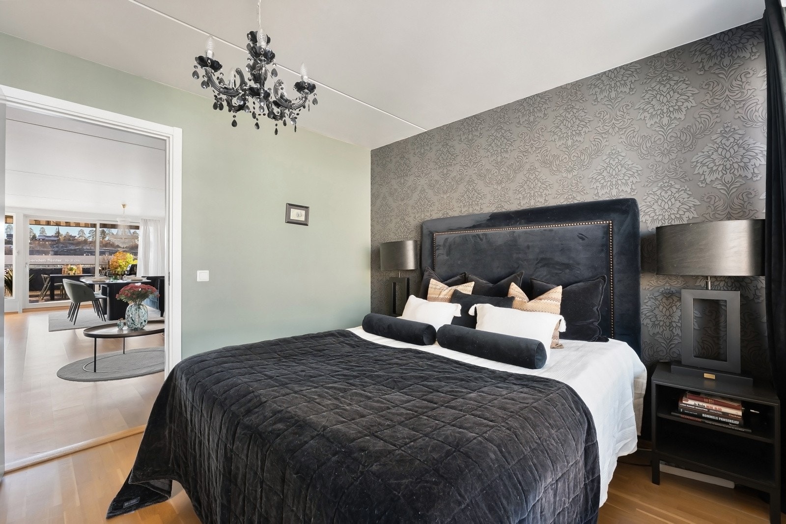 Her er det god plass til dobbeltseng med tilhørende nattbord Galleribilde