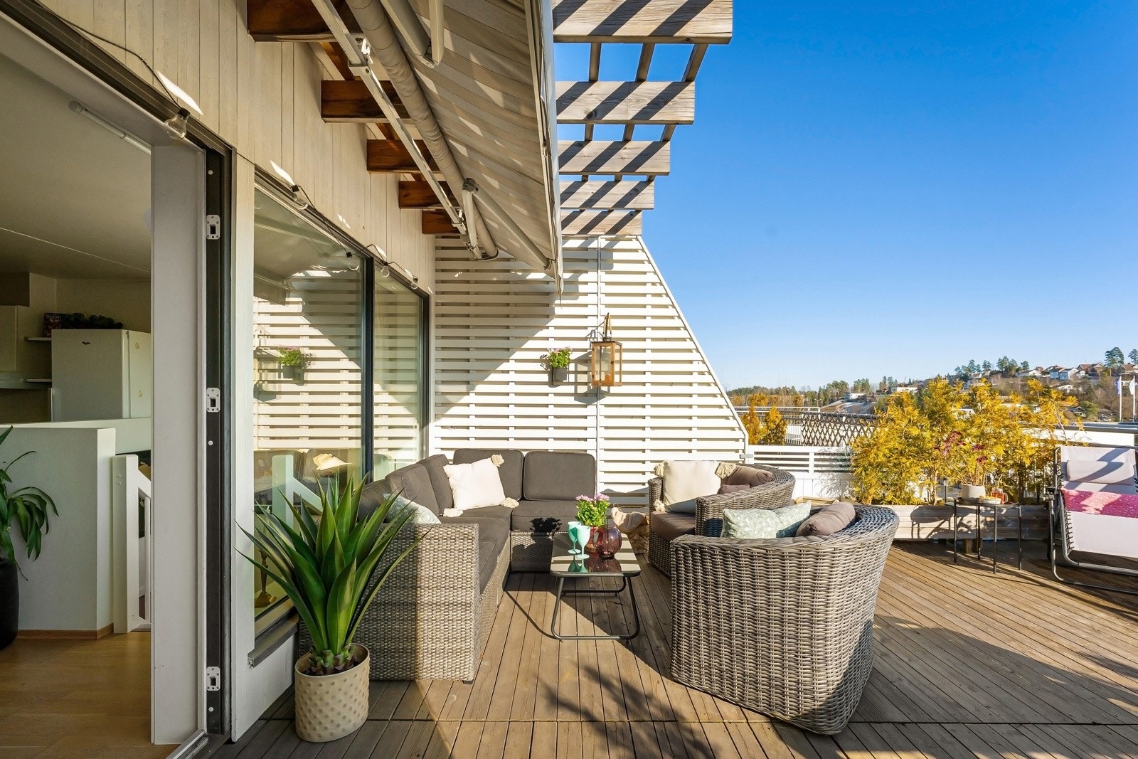 Her kan du nyte lange sommerdager med sol fra tidlig morgen til ettermiddag/kveld Galleribilde