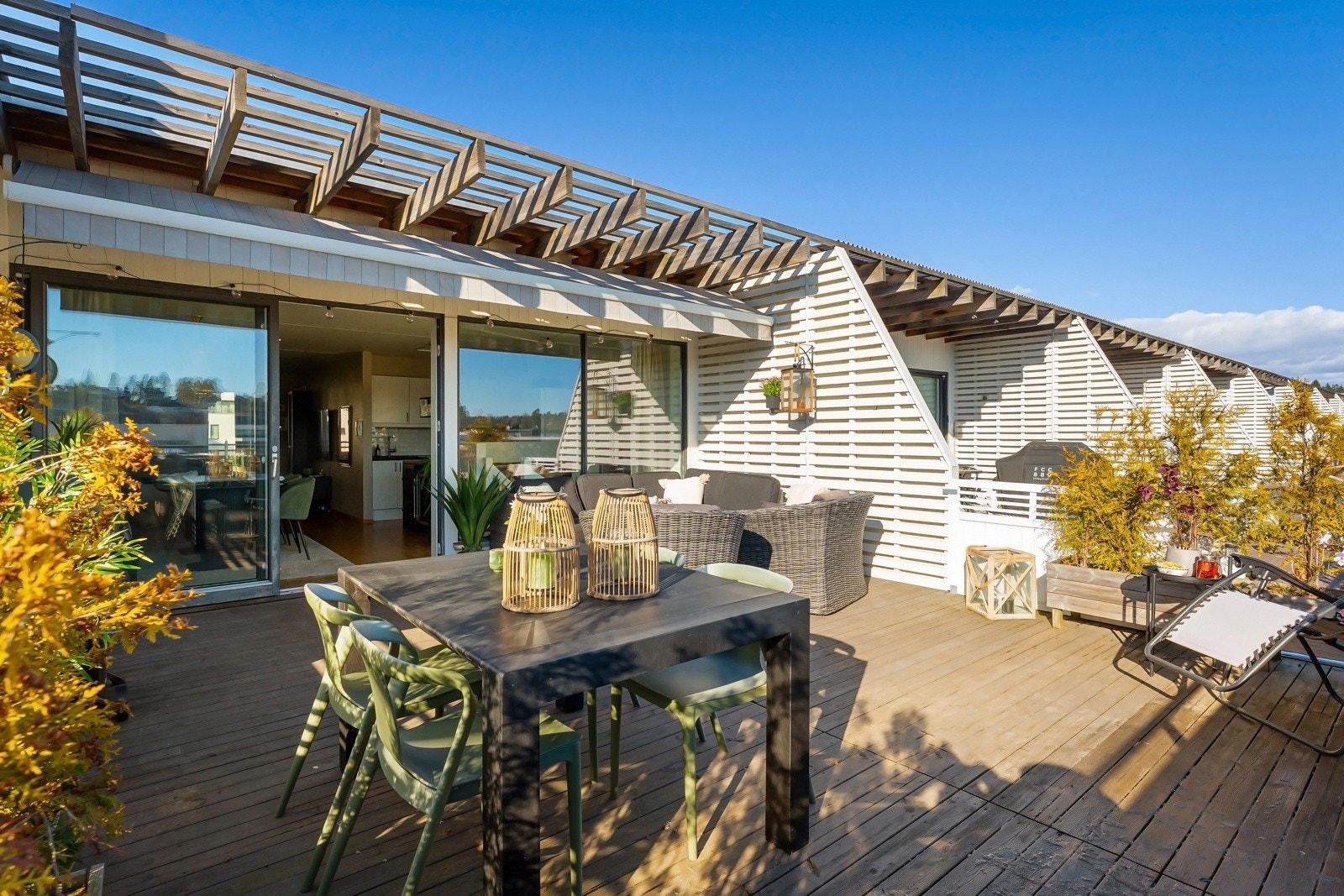 Terrassen ble beiset i 2024 og dagens eiere har satt opp 2 stk skillevegger for å få litt mer "privat" terrasse Galleribilde