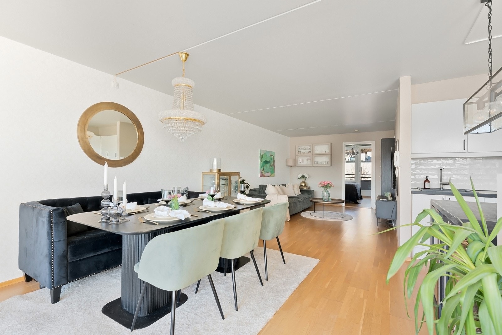 Det er godt med plass til både sofagruppe og spisebord Galleribilde