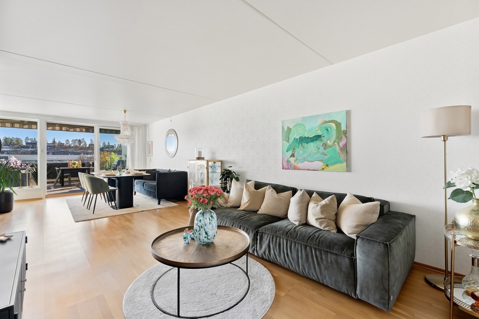 En lekker, lys og gjennomgående toppleilighet med moderne standard og solrik takterrasse på hele 34 kvm Galleribilde