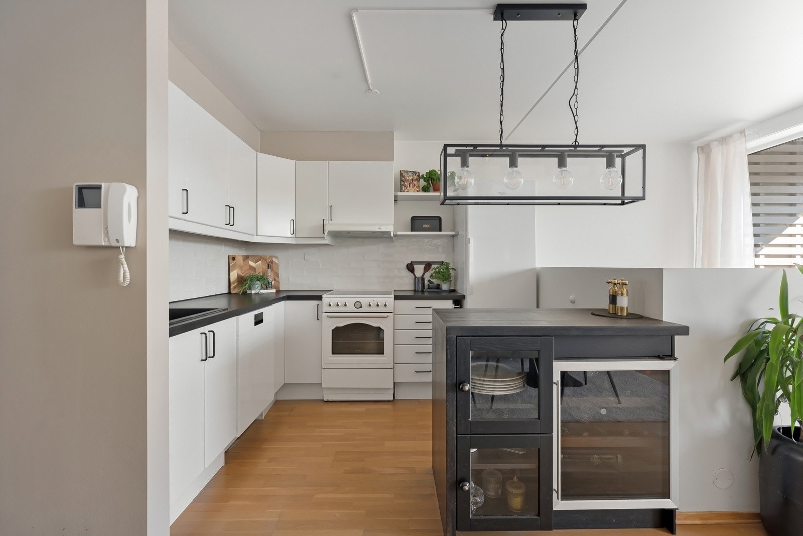 Kjøkkenøyen danner et naturlig skille mellom kjøkkenet og stuen Galleribilde