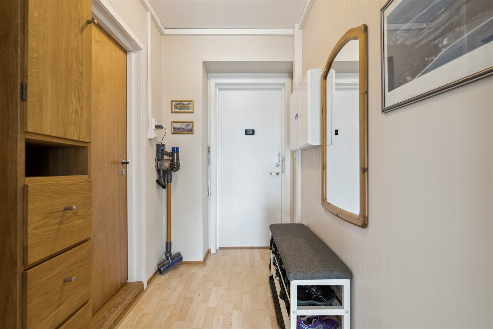 Lys og hyggelig entré ønsker deg velkommen inn i boligen! Galleribilde