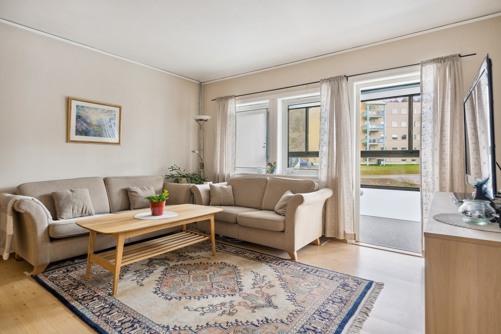 Gode vindusflater i rommet sørger for rikelig med naturlig belysning. Galleribilde