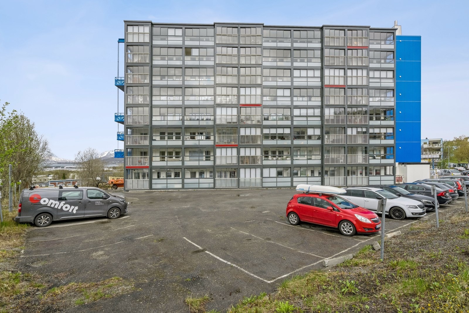 Borettslaget har egen felles oppstillingsplass for bil. Det medfølger ingen fast parkeringsplass på borettslagets felles oppstillingsplass, men dette kan søkes om til styret. Galleribilde