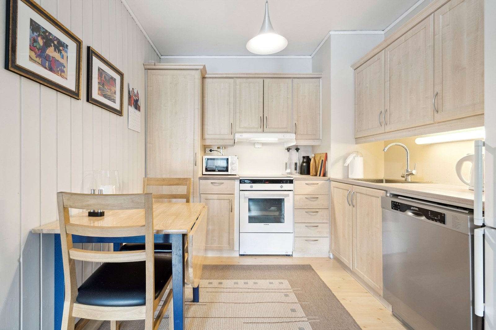 Normalt godt utbygd med avsatt plass til kjøleskap, oppvaskmaskin og komfyr. Galleribilde