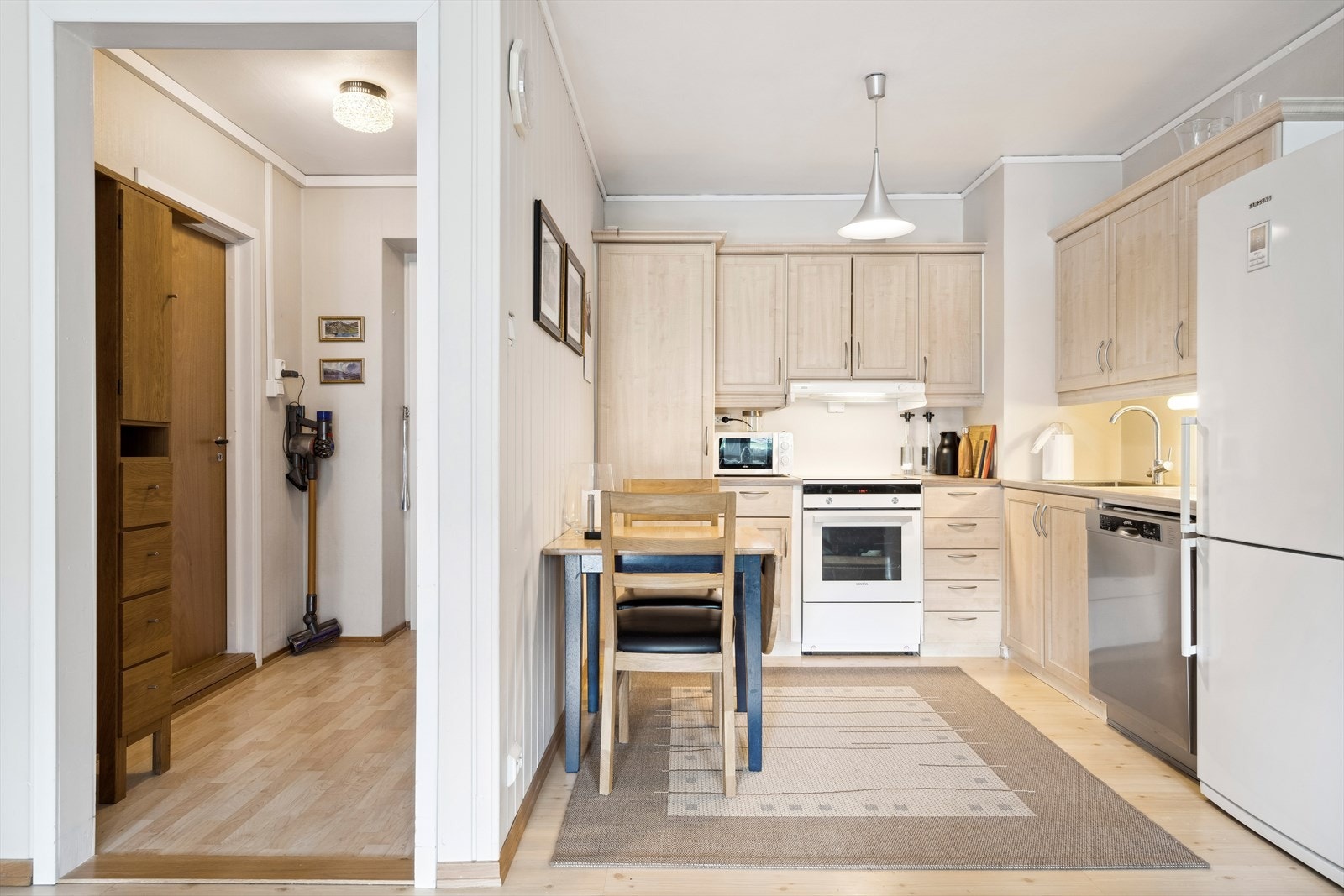 Kjøkken er utført med innredning med finerte fronter og ny benkeplate med ny
oppvaskkum i stål. Galleribilde