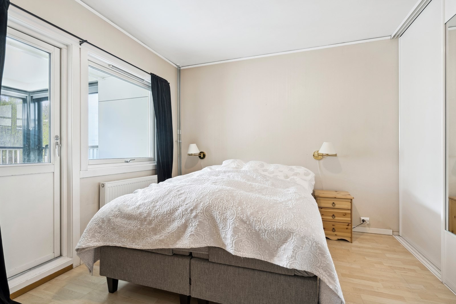 Rommet er av god størrelse innredet med praktisk skyvedørsgarderobe og videre tilgang til innglasset balkong. Galleribilde