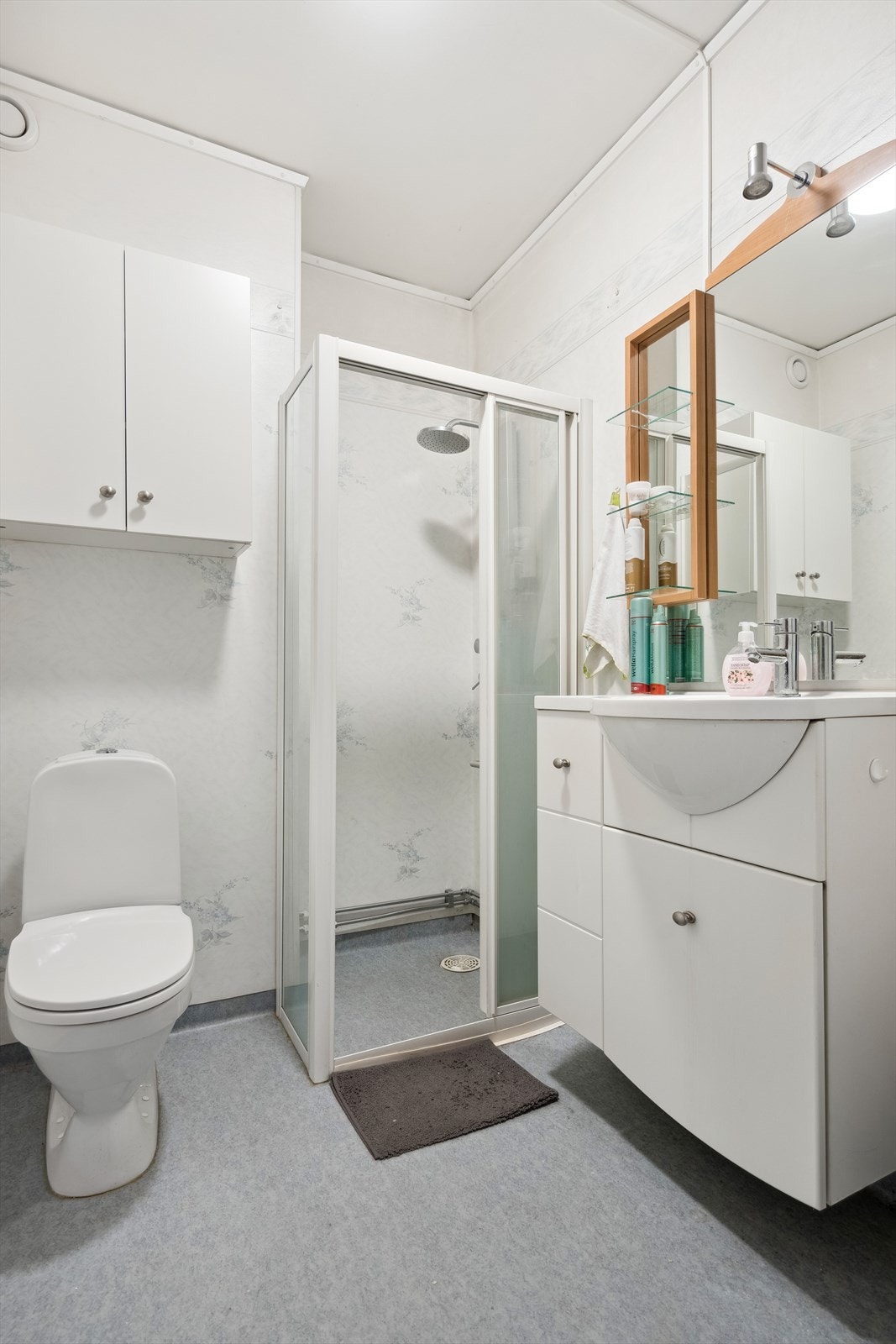 Baderom med tilgang fra entré. Galleribilde