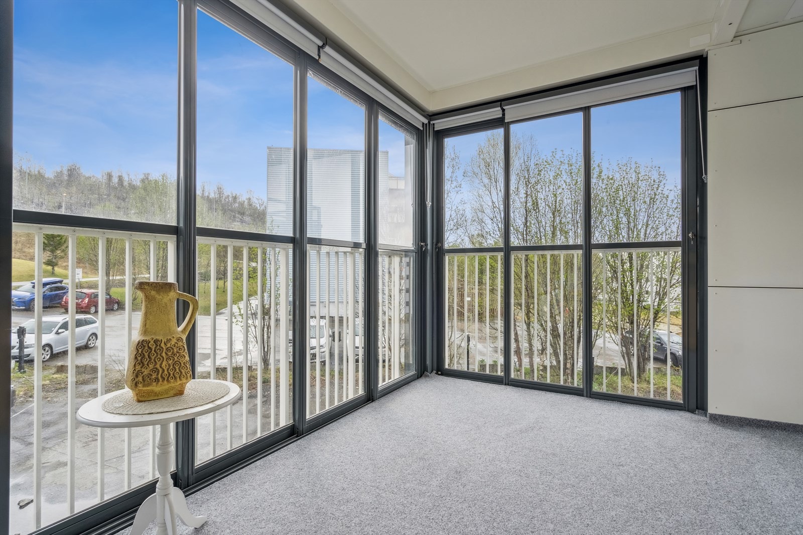 Gode møbleringsmuligheter og montert solskjerming. Galleribilde