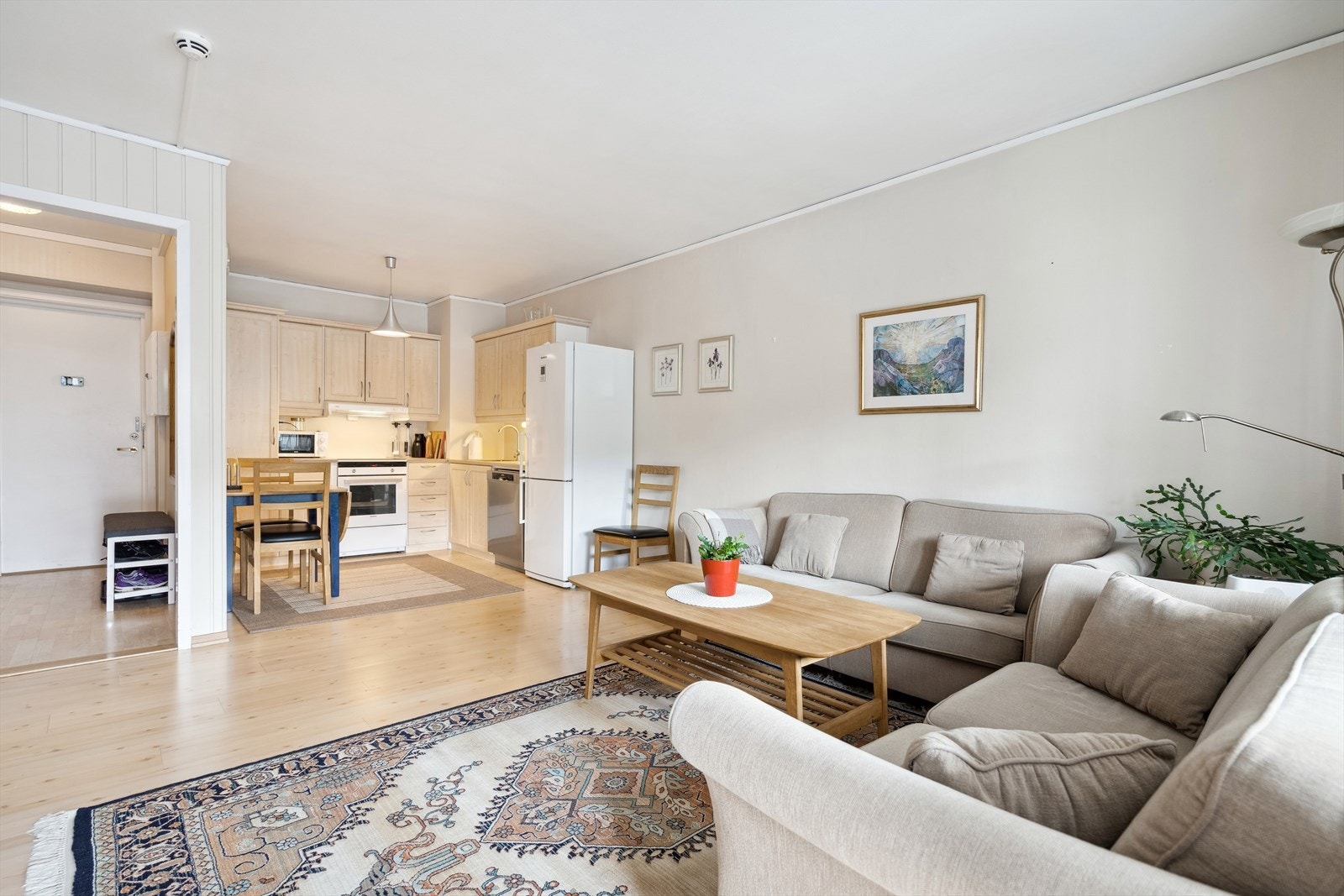 Stuen er med åpen løsning mot kjøkken som gir en sosial og fin planløsning. Galleribilde