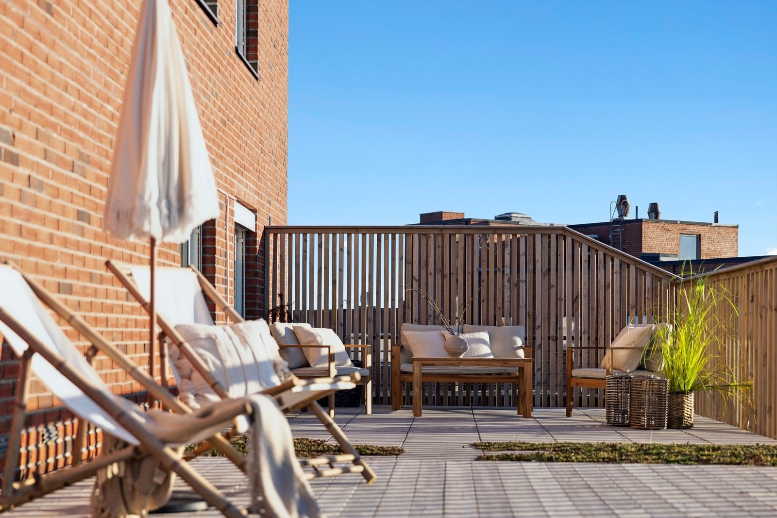 Leiligheten har en stor og solrik privat takterrasse Galleribilde