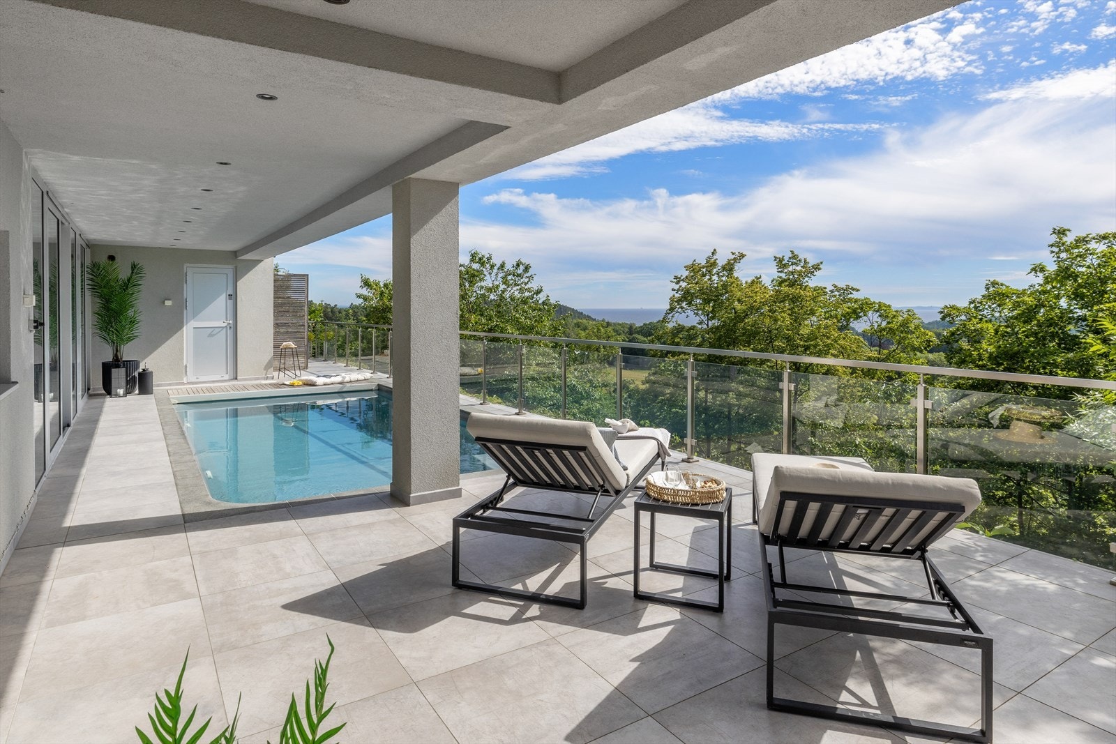 Med sin sørvestvendte beliggenhet har boligens verandaer optimale solforhold. Galleribilde