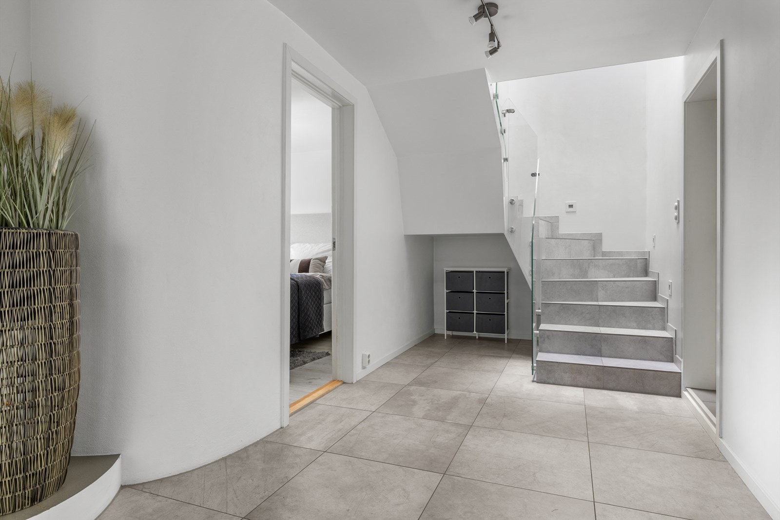 Selv trappen er dekorativ med rekkverk i glass og innfelt belysning. Galleribilde